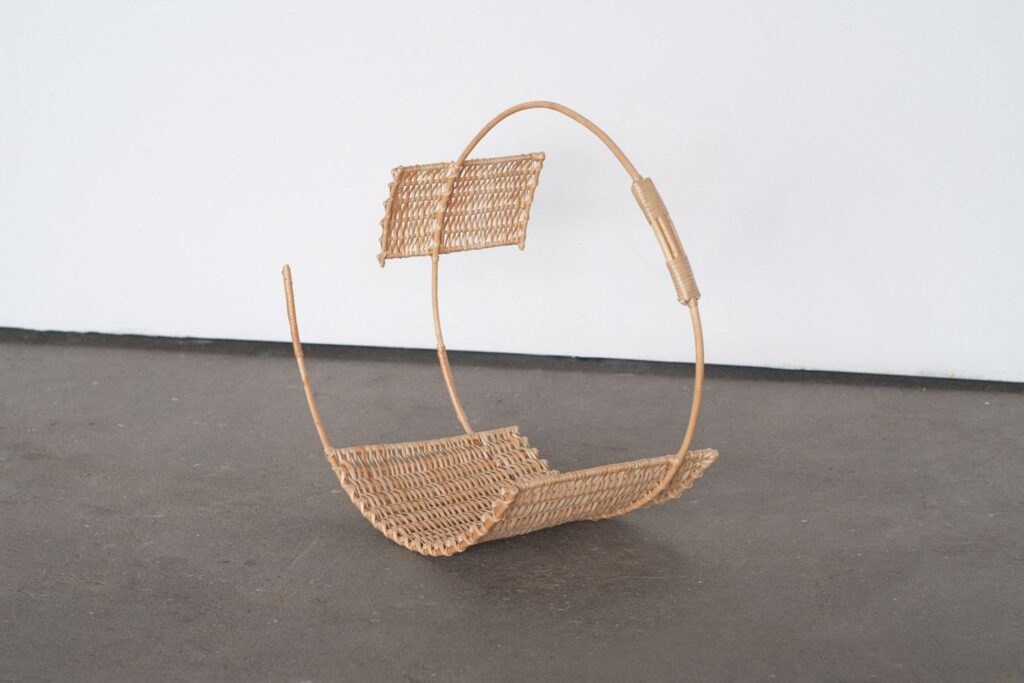Peça de vime da dupla Macheia. A peça apresenta um design inovador, reinterpretando a cestaria tradicional com formas minimalistas e estruturais.