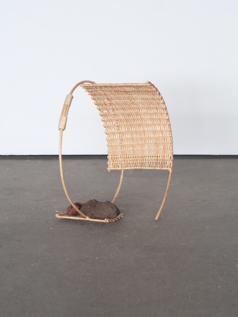Peça de vime da dupla Macheia. A peça apresenta um design inovador, reinterpretando a cestaria tradicional com formas minimalistas e estruturais.