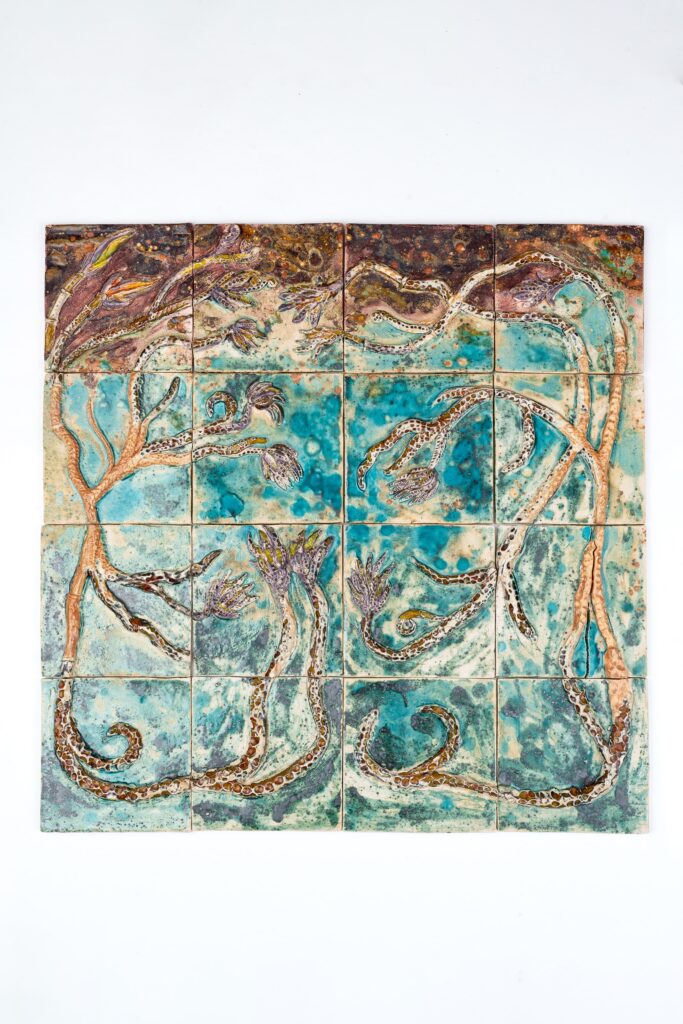 Painel cerâmico completo “O Jardim de Hécate” de Clara Rego, composto por 16 azulejos numerados, com tons de azul, verde e terra.