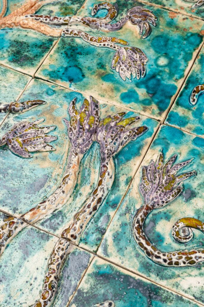 Detalhe do painel cerâmico “O Jardim de Hécate” de Clara Rego, mostrando formas orgânicas e texturas inspiradas na natureza.