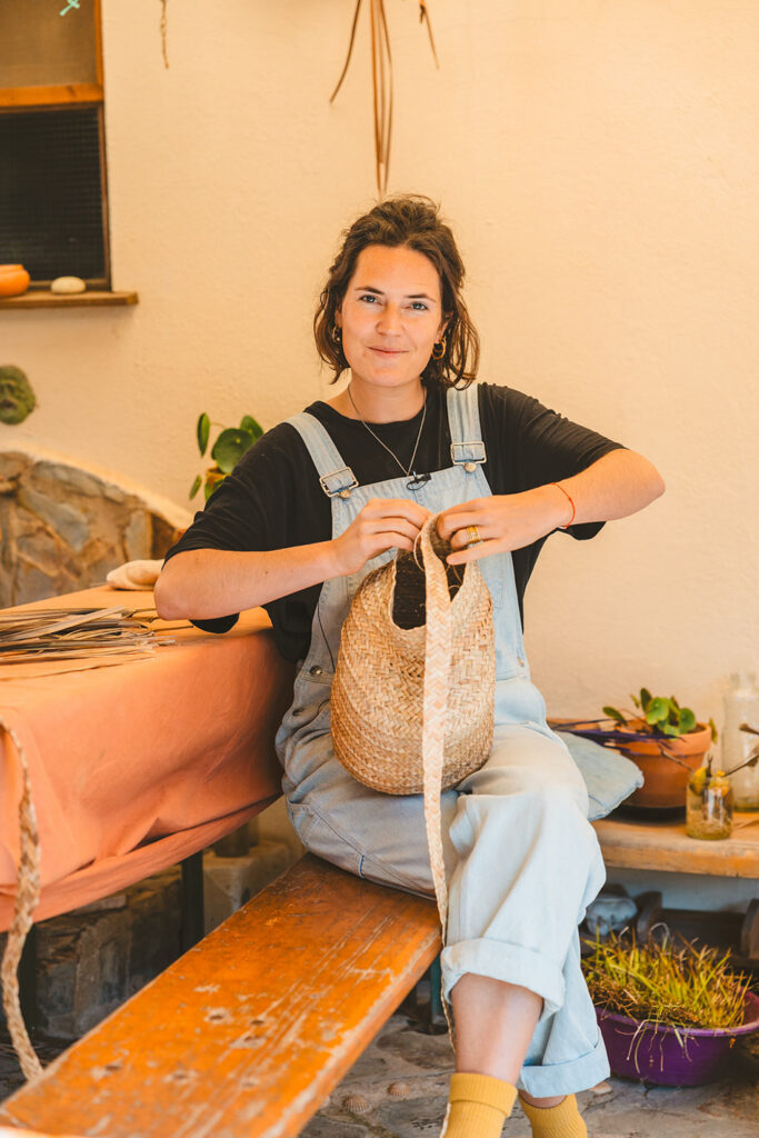 retrato da artista ysaline com uma peça de empreita algarvia nas mãos. Sorriso nos lábios. Cores pasteis