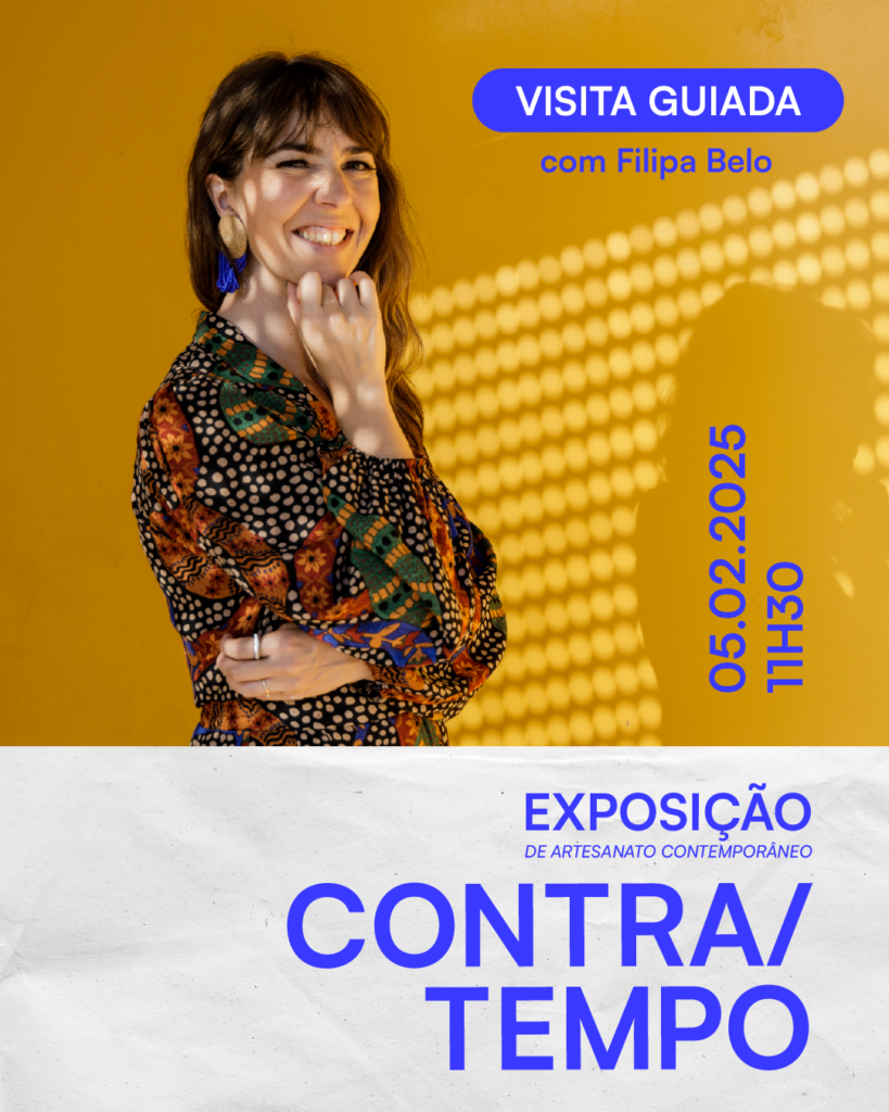 Cartaz da visita guiada com Filipa Belo à exposição Contra/Tempo. A imagem apresenta Filipa Belo sorrindo, vestindo roupa estampada e brincos azuis, com um fundo amarelo vibrante. No topo, há um selo azul escrito ‘Visita Guiada com Filipa Belo’. No rodapé, um bloco branco destaca o nome da exposição ‘Contra/Tempo – Exposição de Artesanato Contemporâneo’. A data e horário do evento, 5 de fevereiro de 2025, às 11h30, estão destacados na lateral da imagem.